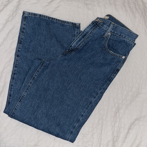 Levi’s High Waisted Straight Jean - Never Worn - Picture 2 of 3